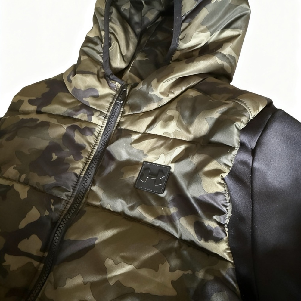 Under Armour Boys' Camo Hooded Puffer Jacket - Olive Green & Black Used (9/10 ) - Picture 4 of 7